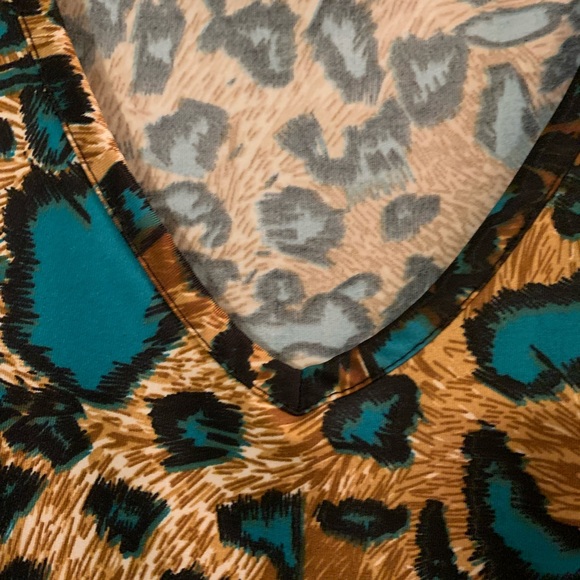 Leopard print v-neck tunic - Picture 2 of 4